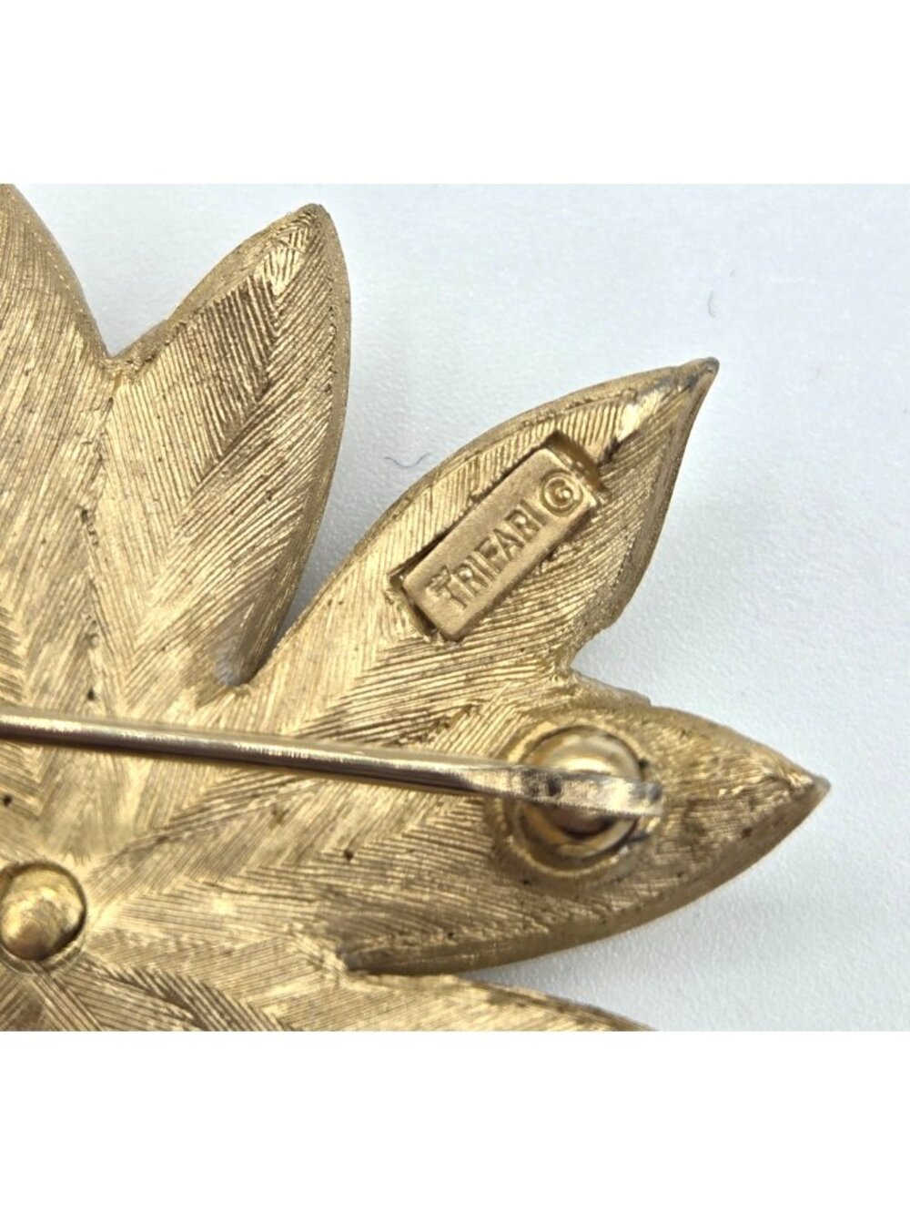 Signed Trifari White Enamel Flower Pin Brooch Gold Tone 22 grams - Picture 3 of 8